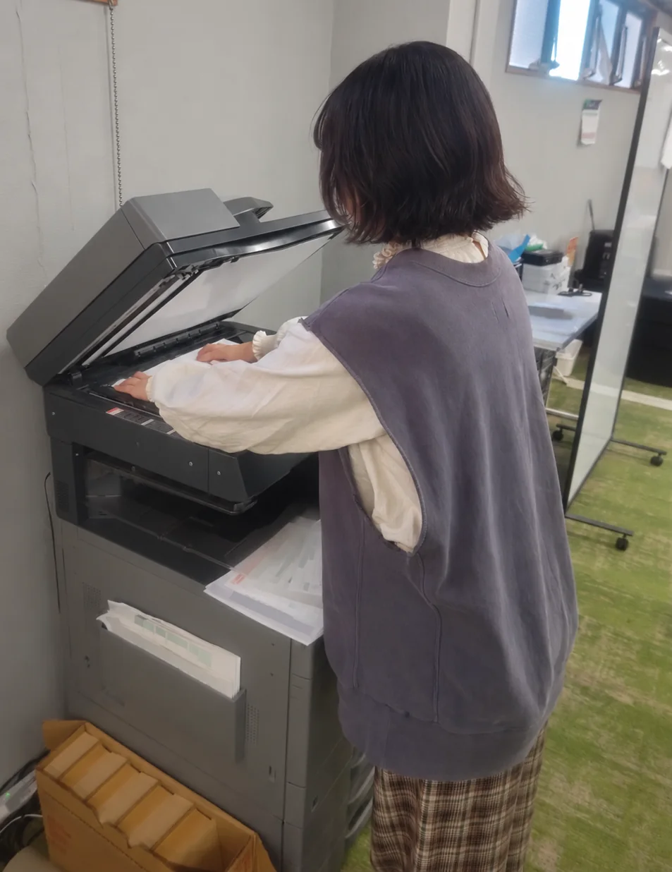 複合機を使って業務を進めるスタッフ